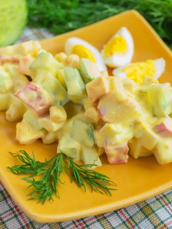 Салат с крабовыми палочками яйцом кукурузой и свежим огурцом
