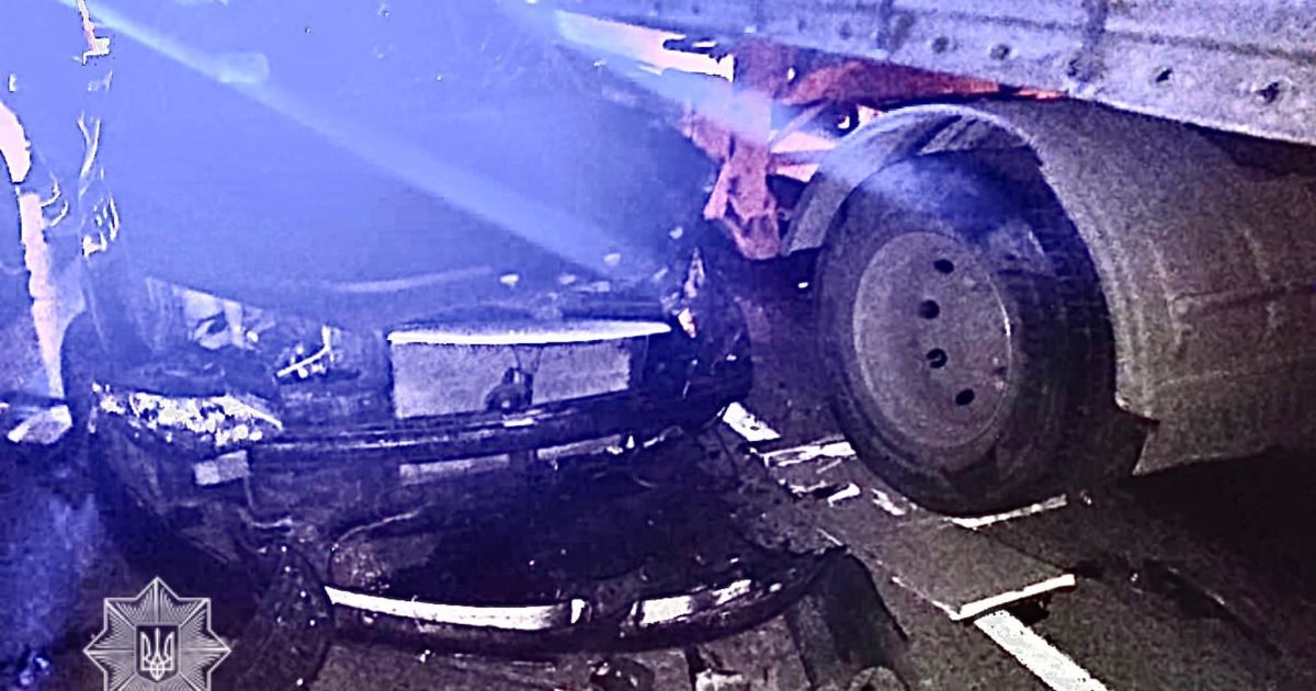 Під Києвом вантажівка зім'яла Hyundai: є потерпілі