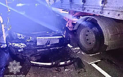 Під Києвом вантажівка зім'яла Hyundai: є потерпілі
