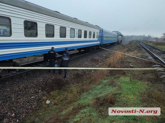 Підійшла до колій і чекала на поїзд: у Миколаєві дівчина наклала на себе руки