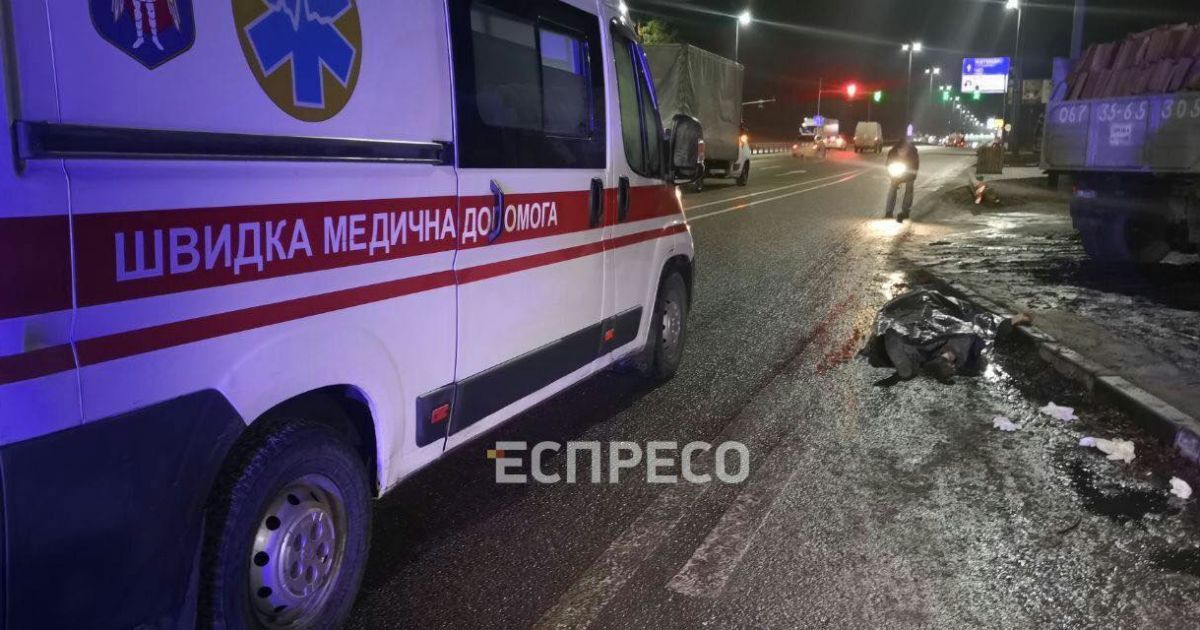 Під Києвом дві вантажівки збили на смерть чоловіків