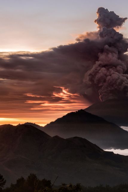 Опасные и бурлящие: какими были самые мощные извержения вулканов за последние годы