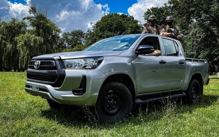 Штурмовая бригада ВСУ получила 12 новеньких пикапов Toyota