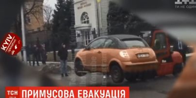 Без эвакуатора: в интернете смакуют случайно отснятое видео перевозки машины в Киеве