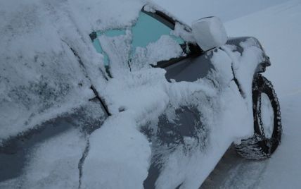 Украинские джиперы ежедневно выезжают освобождать авто из снежных ловушек