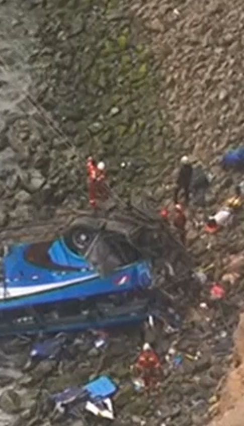 В Перу автобус слетел в пропасть, погибли 48 человек