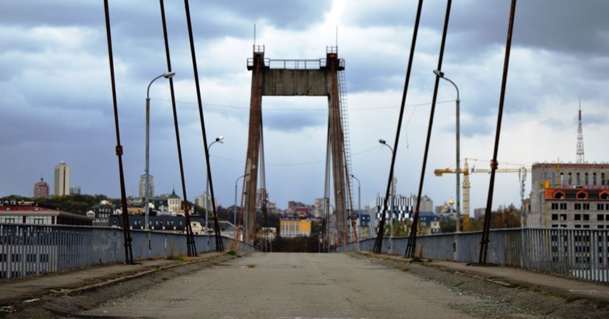 Роковое селфи: юноша сорвался с Рыбальского моста в Киеве, пока делал фото