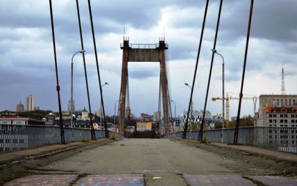 Роковое селфи: юноша сорвался с Рыбальского моста в Киеве, пока делал фото