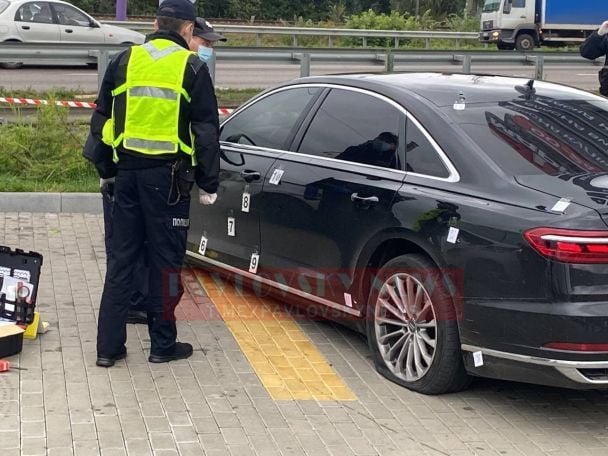 Обстріляний автомобіль Сергія Шефіра. / © PavlovskyNEWS