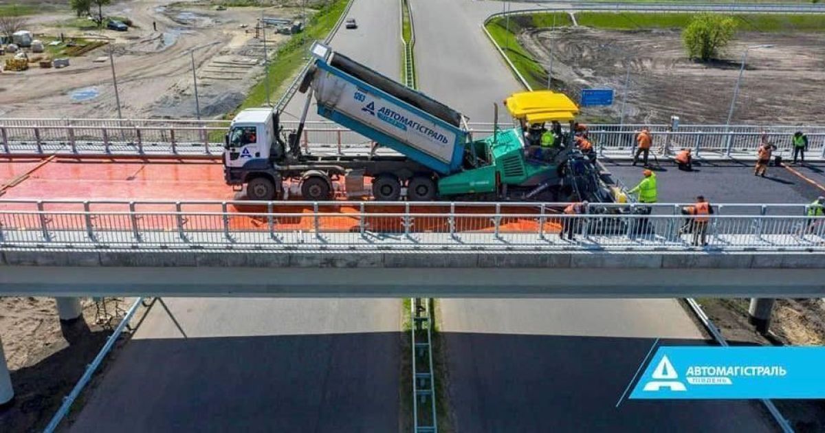 "Велике будівництво" траси на Дніпро: "Автомагістраль-Південь" завершує зведення мосту і двох розв'язок