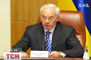 Азаров обіцяє ще одну безвізову країну