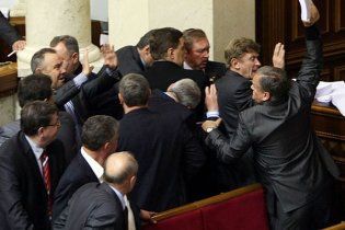 БЮТ заблокировал трибуну Рады