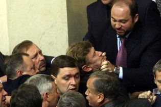 Бійка у Раді: регіонали захопили президію, до бютівців приїхала швидка