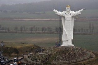 Во Львове собираются установить 33-метровую статую Иисуса Христа