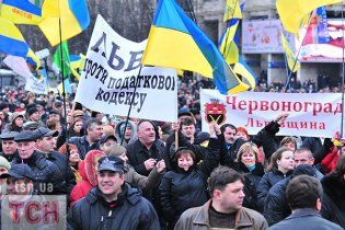 Милиции не удалось вытеснить митингующих с Майдана