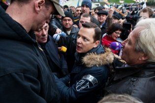 Ляшка назвали під***сом та скинули зі сцени Майдана (відео)