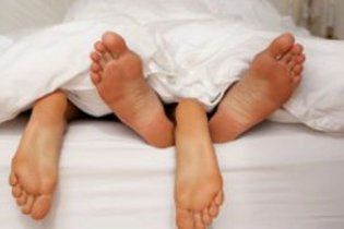 Німецьку пару притягнули до суду за скрипляче ліжко