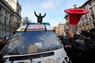 Протестующие студенты в Лондоне напали на машину принца Чарльза