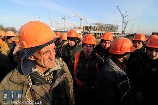 Будівельників стадіону Євро-2012 у Львові звільнили через страйк