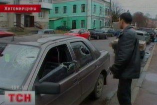 На Житомирщині незадоволений пасажир сокирою потрощив три машини таксі