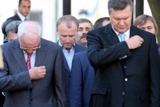 Янукович с Азаровым почтили память жертв Голодомора