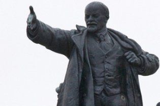 Украину накрыла новая волна "ленинопадов": памятники сносят от Одесской области до Кривого Рога