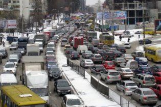 На вулицях Києва через снігопад зупинився рух