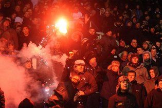 Футбольное дерби в Англии закончилось массовыми беспорядками (видео)