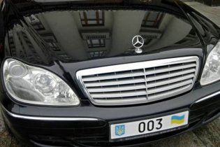 Янукович пересадил свою администрацию автомобили подешевле