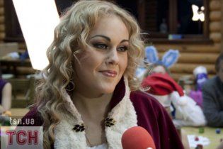 Певица Alyosha подрабатывает в подземке метро