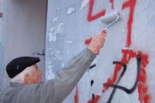 У Полтаві офіс Партії регіонів розмалювали свастикою