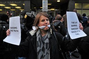 Сторонники WikiLeaks объявили первую кибервойну