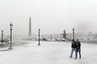 Парижский аэропорт закрыли из-за непогоды, дороги парализованы