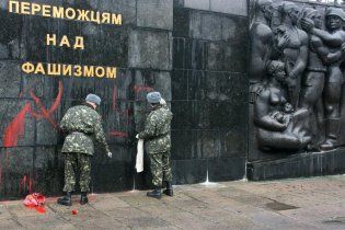 На Львівщині Монумент радянським воїнам обмалювали свастиками