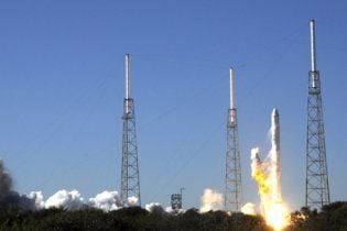 Первый в мире частный космический корабль отправился на орбиту Земли