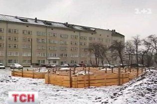 На Прикарпатті землю шкіл та лікарень віддали високопосадовцям
