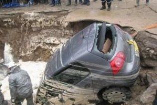 Чоловік провалився у яму з окропом просто в центрі Києва