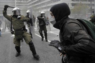 В Греции полиция газом и гранатами разгоняла митингующих