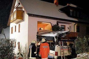 Автобус з людьми врізався у будинок на півдні Німеччини: є жертви