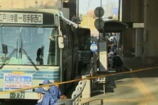 Японец устроил резню в школьном автобусе