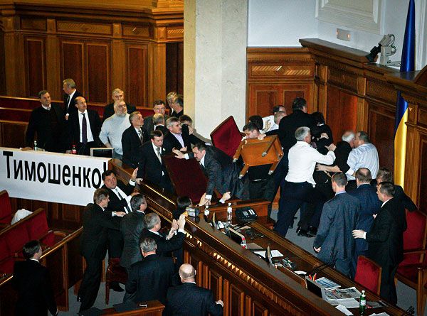 Депутати від БЮТ та ПР влаштували бійку у Верховній Раді_4