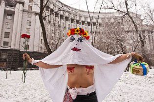 FEMEN: у Кабміні засіли одні гомосексуалісти