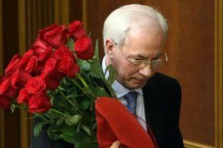 Азарову подарили полную машину роз