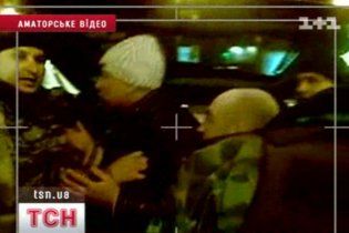 У Києві спецназівці викручували чоловіку ноги, щоб запхати його у багажник