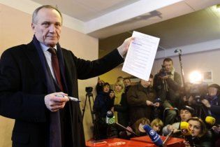 Спецназ избил двоих кандидатов в президенты Беларуси