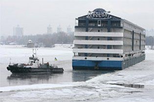 С набережной Днепра в Киеве отбуксировано последнее заведение-дебаркадер