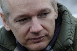 Новий компромат: Ассанж спеціально рвав презервативи і відбив чужу жінку