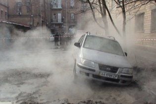 В больнице скончался мужчина, провалившийся в кипяток в центре Киева