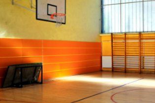 Школяр відшмагав вчительку фізкультури, яка забрала в нього м’яч