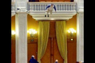 Парламент Румунії переполохав журналіст, що стрибнув з балкона у зал